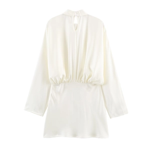 Elegante witte satijnen jurk met lange mouwen, getailleerde taille en rugdetail