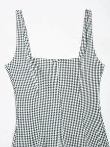 Détail de la robe midi vichy noir et blanc avec encolure carrée et texture du tissu