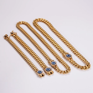 Vista dettagliata del set collana e bracciale a maglia cubana con occhio del diavolo