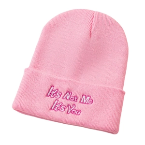 Bonnet en maille rose avec broderie blanche 'It's Not Me It's You' sur le revers