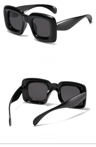 Vues détaillées latérale et arrière des lunettes de soleil hip-hop noires pour enfants