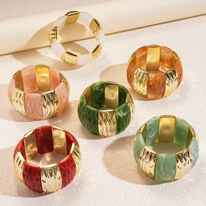 Elastic acrylic and gold alloy wide bracelet with marble pattern and diamond texture