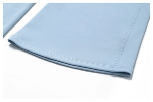 Détail du tissu côtelé et coutures plates sur tenue de yoga bleu clair