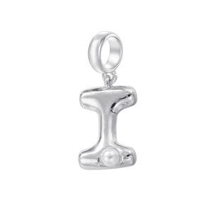 Détail macro du pendentif lettre I argentée avec finition polie et une perle blanche