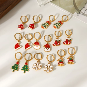 Ensemble de neuf paires de boucles d'oreilles de Noël avec breloques émail et strass
