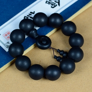 Bracelet de prière en bois de santal noir poli avec une vue à 45 degrés