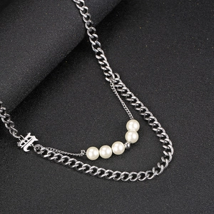 Collana a doppio strato in acciaio al titanio con catena cubana, perle e lettera gotica A