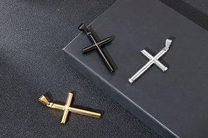 Vue détaillée de pendentifs croix en acier inoxydable poli en finitions or, argent et noir