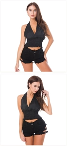 Vista de detalle del top halter negro y pantalones cortos vaqueros rotos con hebilla