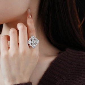 Gros plan sur une bague fleur vintage en argent ornée de pierres de zircon scintillantes
