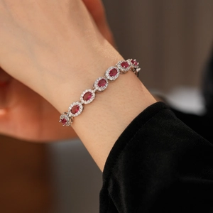 Vue détaillée d'un bracelet vintage avec zircons ovales rouges et chaîne plaquée argent