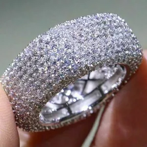 Anello geometrico a fascia larga alla moda con pavé completo di pietre di zirconia