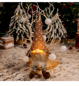 Détail d'un gnome de Noël lumineux avec bonnet à pois marron et longue barbe grise