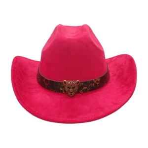 Dettaglio cappello cowboy scamosciato rosa con fibbia decorativa testa di leopardo