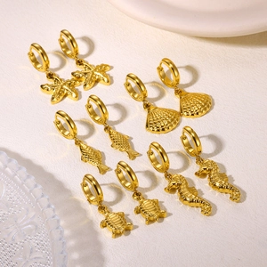 Parure de créoles en acier doré avec pendentifs étoile de mer coquillage et hippocampe