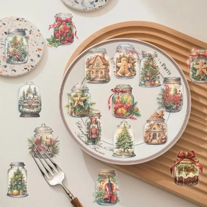 Vue détaillée d'autocollants de Noël imperméables sur une assiette décorative
