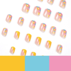 Faux ongles carrés courts avec design French jaune en diagonale et motifs de fleurs colorées