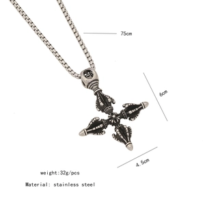 Vue détaillée du pendentif croix vajra en acier inoxydable argenté avec chaîne