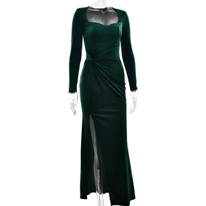 Détail de la robe de soirée en velours vert émeraude avec taille plissée et fente