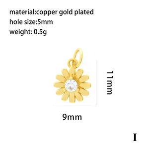 Detailansicht eines goldenen Gänseblümchen-Anhängers mit Zirkonia und Maßangaben für Schmuck