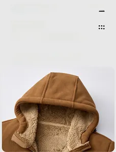 Detailaufnahme des braunen Fleece-Hoodies mit dickem Thermofutter und winddichter Kapuze