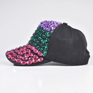 Vista laterale del berretto nero con strass colorati in rosa verde e viola