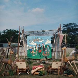 Détail d'une bannière carrée de barbecue avec œillets métalliques dans un décor de camping