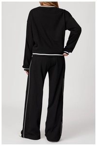 Vue arrière du pantalon de jogging noir décontracté avec rayures blanches latérales
