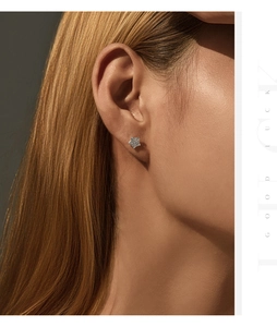 Gros plan de boucles d'oreilles étoile en argent S925 avec pavage de moissanite VVS1
