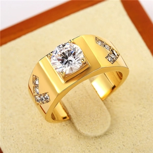 Vue détaillée d'une bague pour homme en or avec un grand zircon sur un support en velours