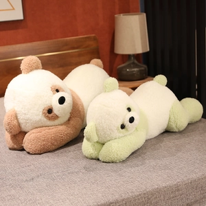 Gros plan détaillé du tissu en peluche bouclée d'ours en marron et vert doux
