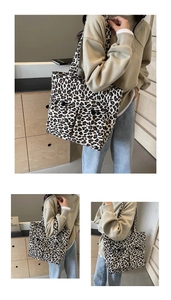 Detailansicht der Canvas-Einkaufstasche mit Leopardenmuster, Schultergurt und Tasche
