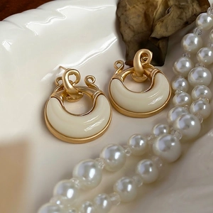Orecchini a perno vintage rotondi in resina oro e beige per donna eleganti