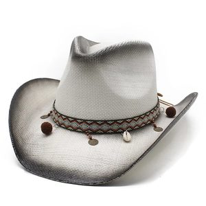 Detail eines Ombré Stroh-Cowboyhuts mit Ethno-Webband, Münzen und Muschel-Charms