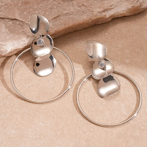 Orecchini minimalisti in metallo con cerchi irregolari e finitura argento su pietra naturale