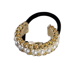 U-shaped alloy chain hair tie with white pearls in retro gold finish on white background