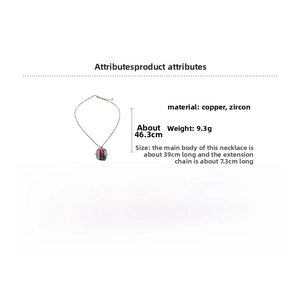 Dettaglio della collana con zircone rosso, lunghezza 39cm e materiale in rame da 9,3g