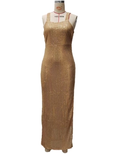 Détail de paillettes dorées scintillantes sur une robe longue avec fente à la cuisse