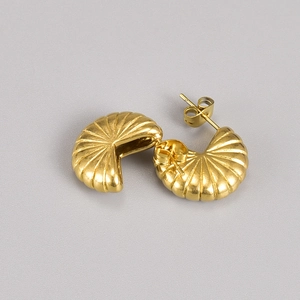 Minimalist fan-shaped 18K gold-plated stainless steel earrings with ribbed texture