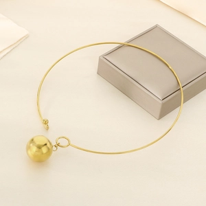 Collier ras de cou minimaliste en acier doré avec un grand pendentif sphère creuse lisse