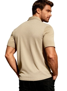Détail du polo en maille beige montrant la texture à chevrons et la coupe décontractée