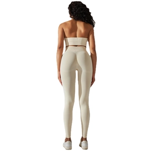 Nahtloses cremeweißes Yoga-Set mit High-Waist-Leggings und Sport-BH in der Rückansicht