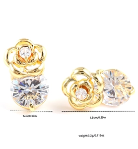Vue détaillée de boucles d'oreilles fleur dorées avec zircon et dimensions indiquées