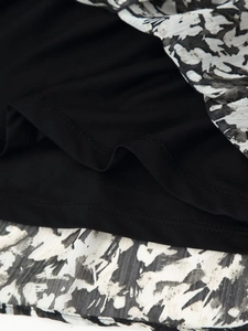 Detail eines bedruckten Minikleides mit doppellagigem Stoff, Tintendruck und Innenfutter