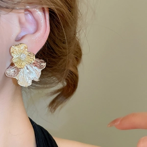 Details zweifarbiger geschichteter Blumenstecker in Gold und Silber am Modell