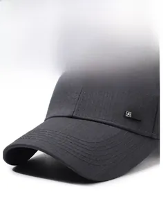 Détail d'une casquette de baseball grise avec visière renforcée et plaque en métal 1988