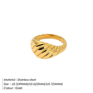 Vue détaillée d'une bague torsadée en acier doré avec texture et détails de taille