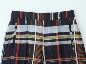 Detail der karierten Hose mit verdeckter Tasche und langlebigen Doppelnähten