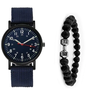 Détail d'une montre militaire à quartz avec bracelet nylon bleu et bracelet en perles