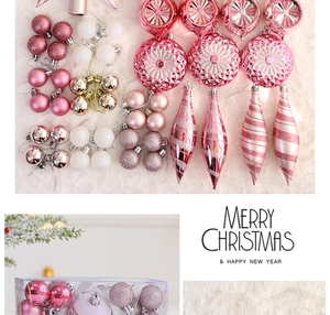 Gros plan d'ornements de Noël roses et argentés avec des textures pailletées et mates